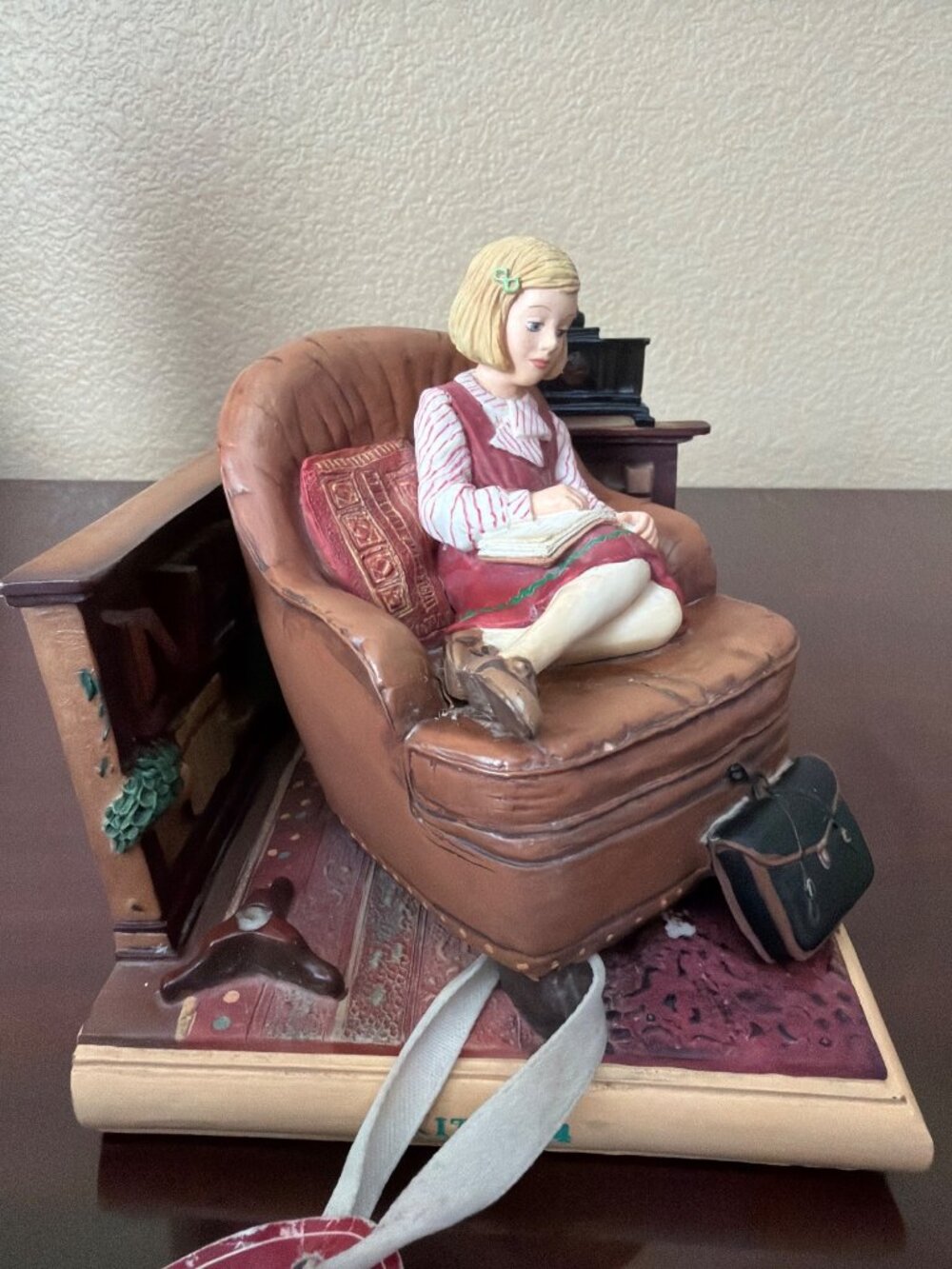 2002 Hallmark American Girl Kit Kittredge 1934 Bookend Resin Figure w/Tag FLAW - Picture 10 of 14